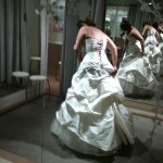 Essayage de la robe de mariée Essayage de la robe de mariée
